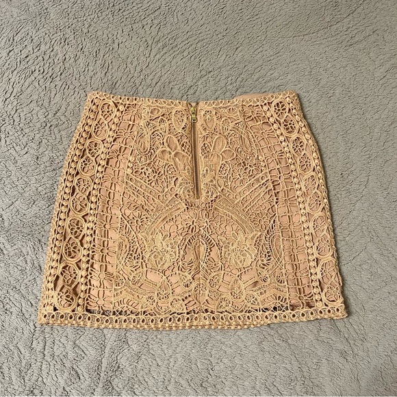 Club Monaco lace overlay mini skirt. - Picture 5 of 7